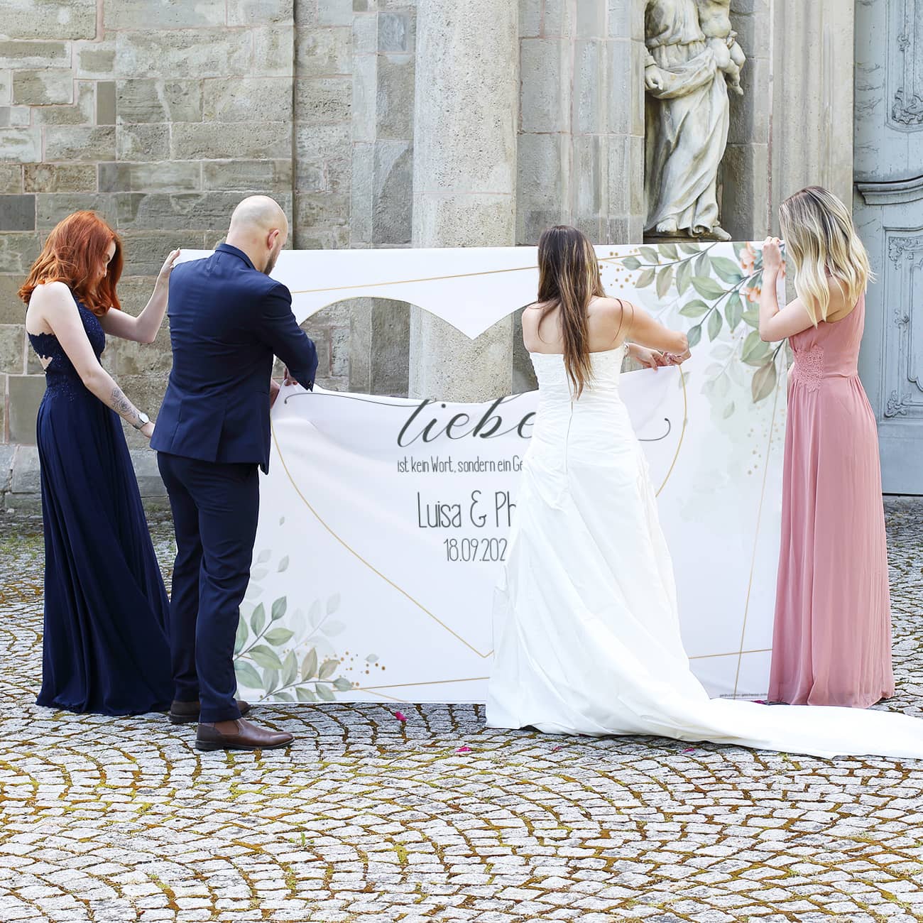 Großes bedrucktes Textilbanner mit Namen des Brautpaares und Datum der Hochzeit