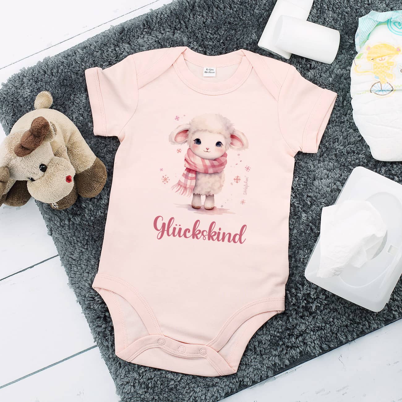 Babybody mit Schäfchen und Wunschtext