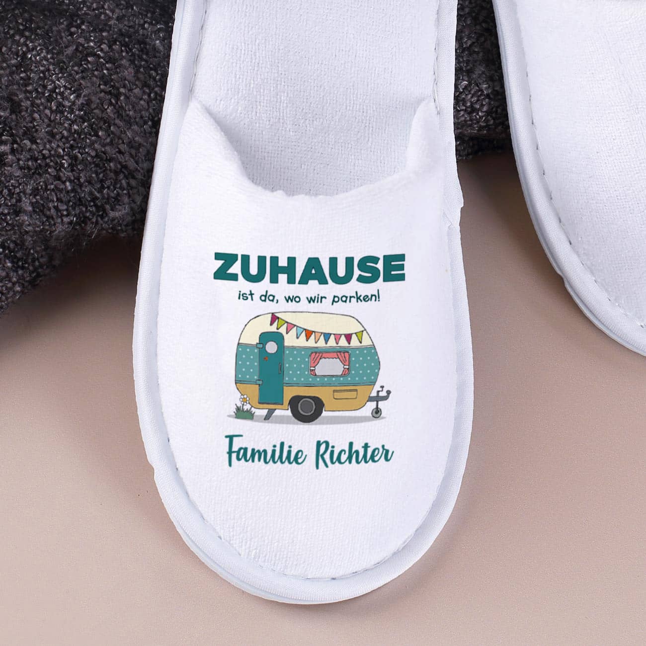 Frottee Slipper mit Wohnwagen und Wunschtext