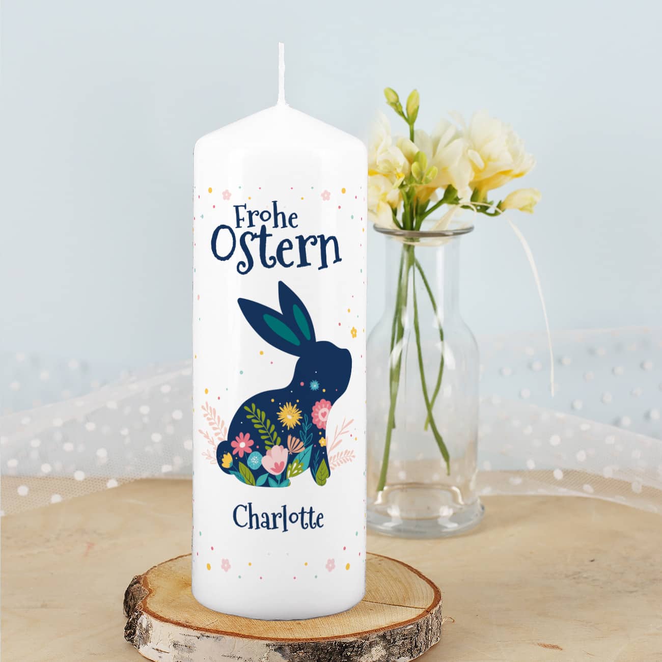 Frohe Ostern - Kerze mit buntem Hasen und Wunschtext