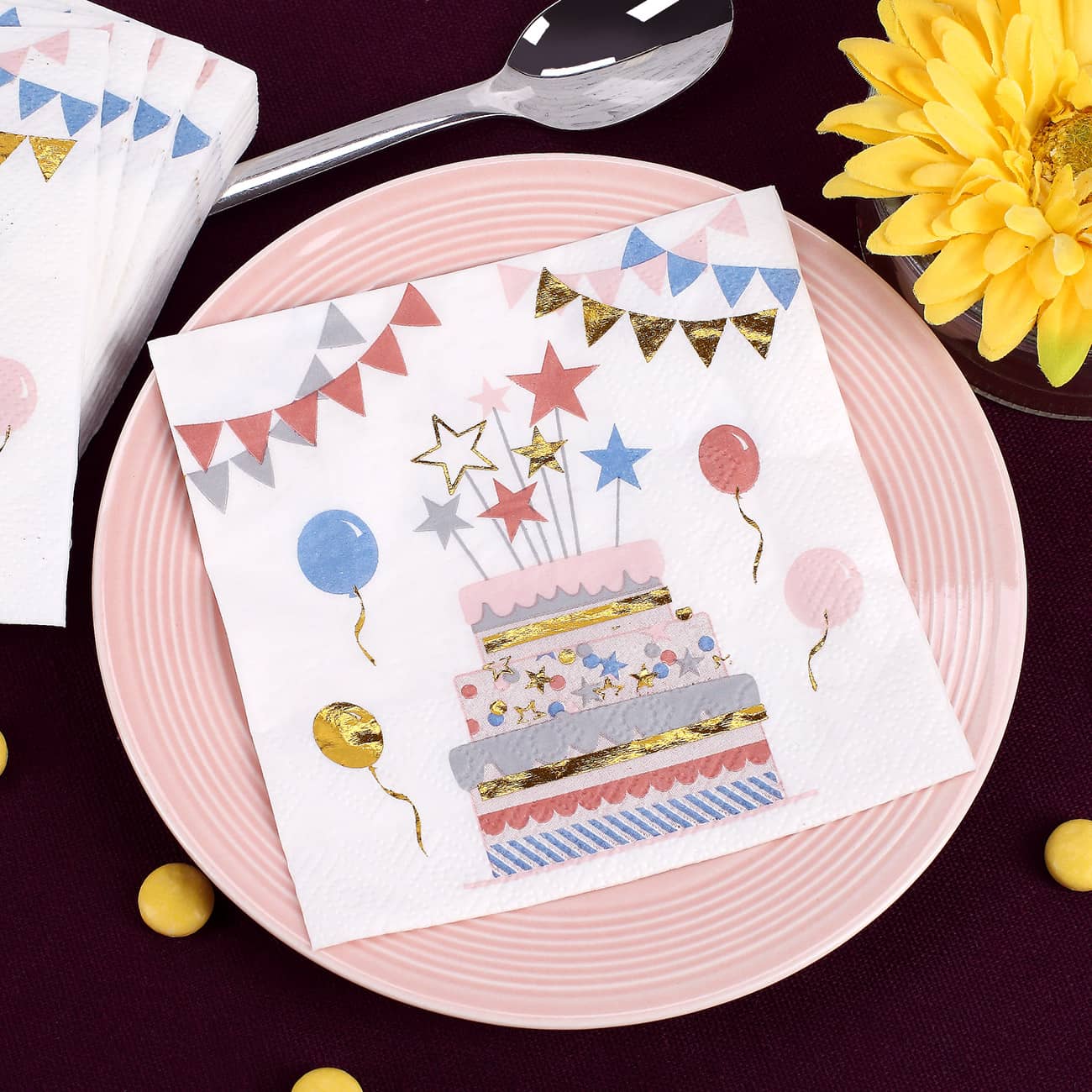 Bunte Servietten mit goldenen Details zum Kindergeburtstag