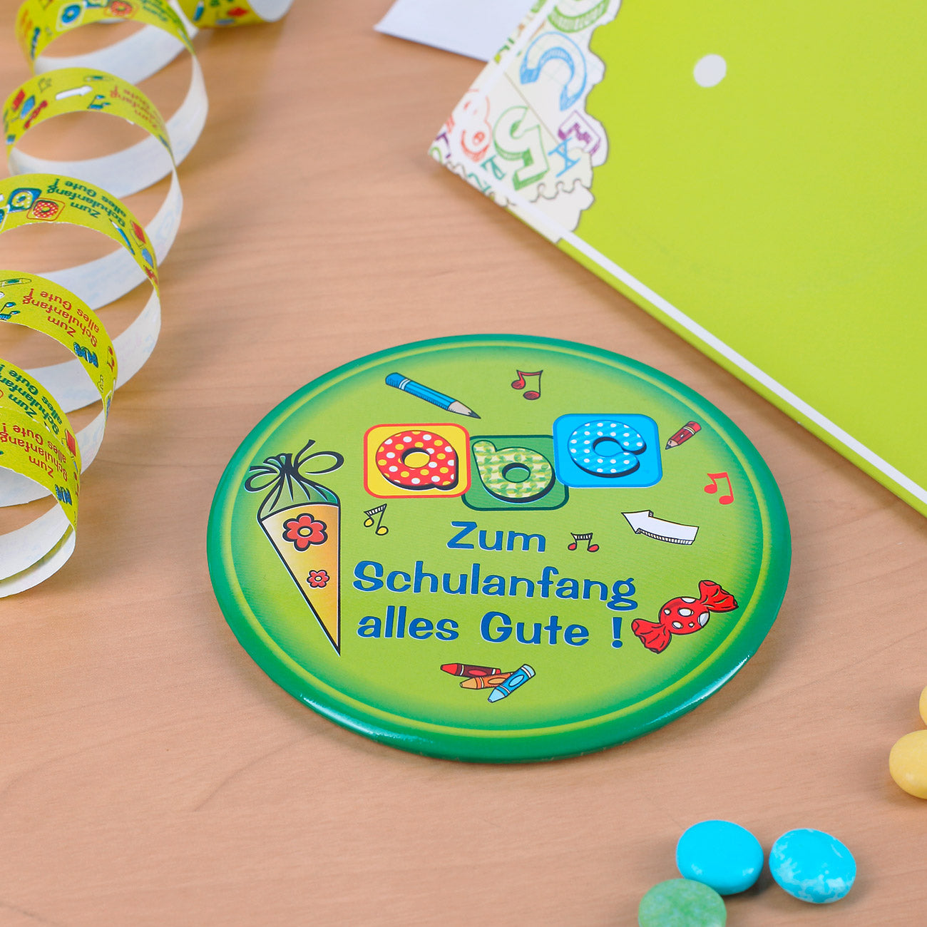 Button mit Glückwunschkarte zum Schulanfang