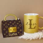 Personalisierte goldene Tasse mit Tassentasche im Designer-Look