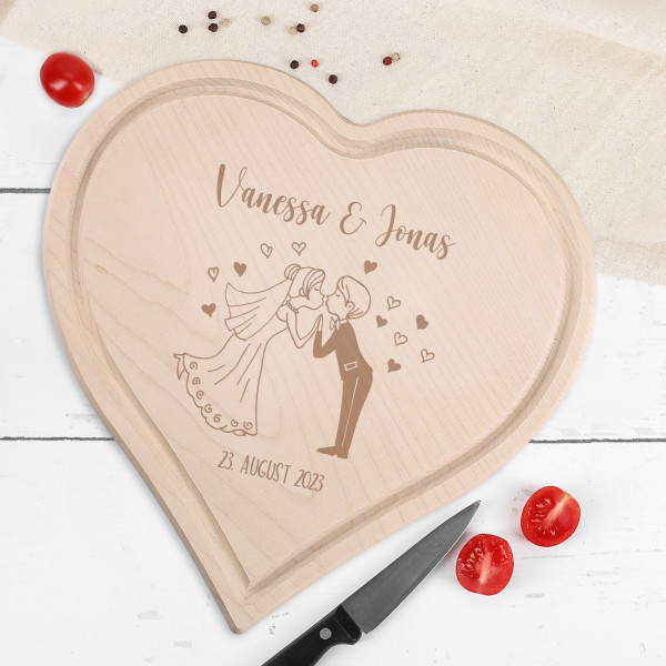 Hochzeitsgeschenk Herzbrettchen mit küssendem Brautpaar, Namen und Datum