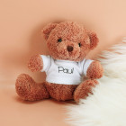 Flauschiger Kuschelbär mit Name auf weißem T-Shirt