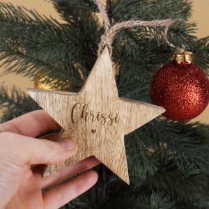 Holzstern mit Gravur zu Weihnachten