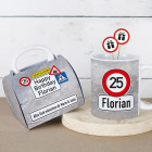 Tasse zum Geburtstag in Tassentasche mit Verkehrszeichen, Alter & Name