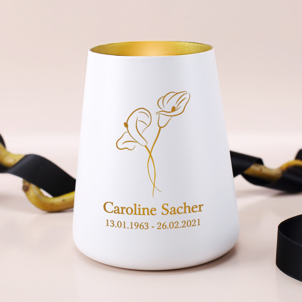 Weißes Trauerlicht mit goldener Innenseite und mit Calla, Name und Datum graviert