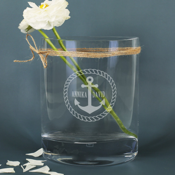 Glas-Vase mit Anker und Namen gestaltet