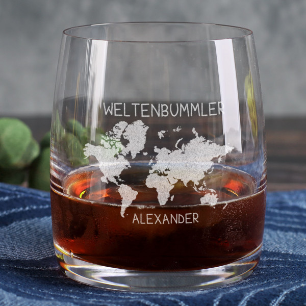 Whiskyglas mit Namensgravur und Weltenbummler Motiv