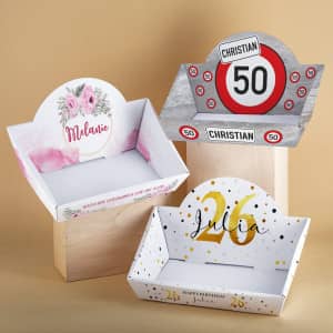 Geschenkkorb zum Geburtstag mit Verkehrszeichen als Motiv