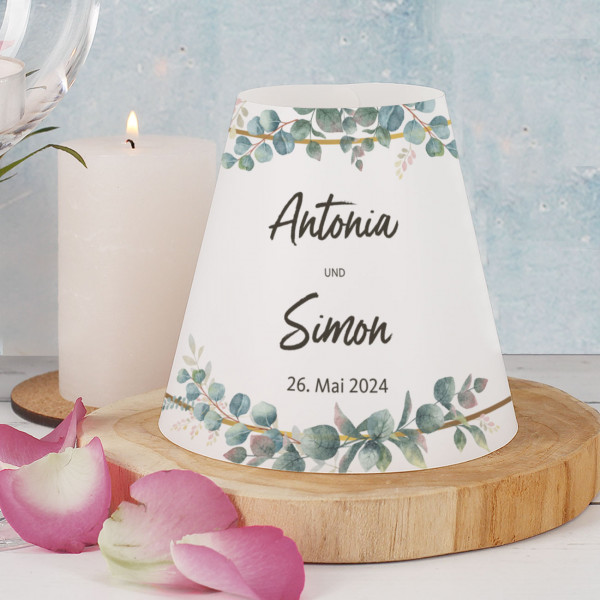 Lampenschirm für Gläser als Hochzeitsdeko mit Eukalyptus, Namen und Datum