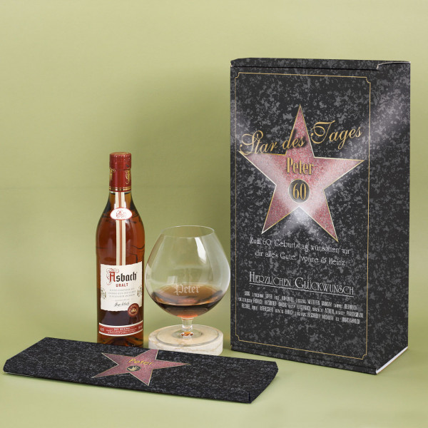 Geschenkset für den Star des Tages mit Weinbrand, Schokolade & graviertem Glas zum Geburtstag
