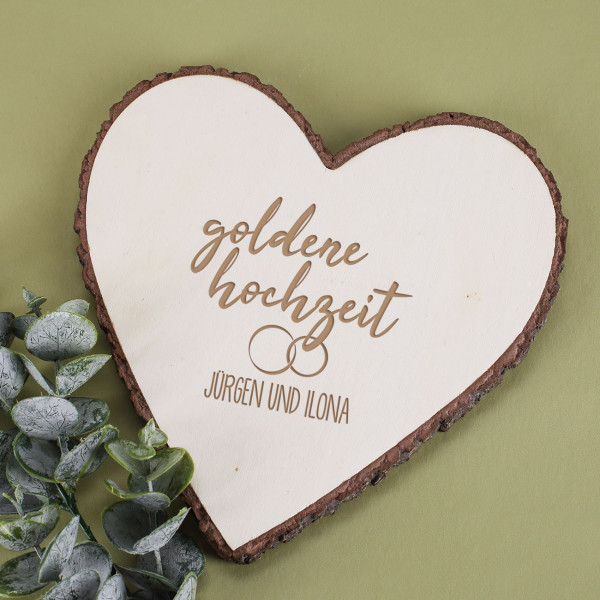 Herzplatte aus Holz zur goldenen Hochzeit mit Namen des Paares personalisiert
