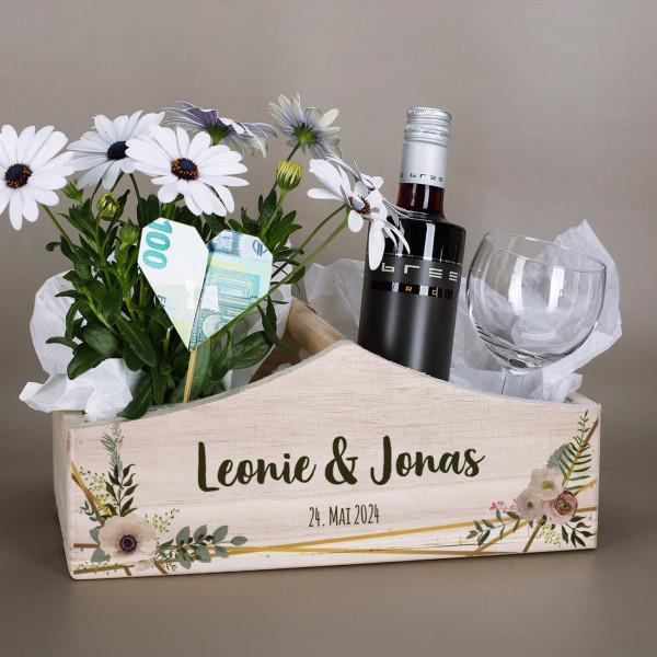 Holzkorb zur Hochzeit mit Namen, Datum & Blüten als Geschenkverpackung