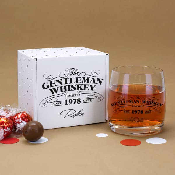 Modernes Whiskey-Geschenkset mit toller Geschenkbox, Whiskeyglas "The Gentleman Whiskey" und vier Kugeln Lindor