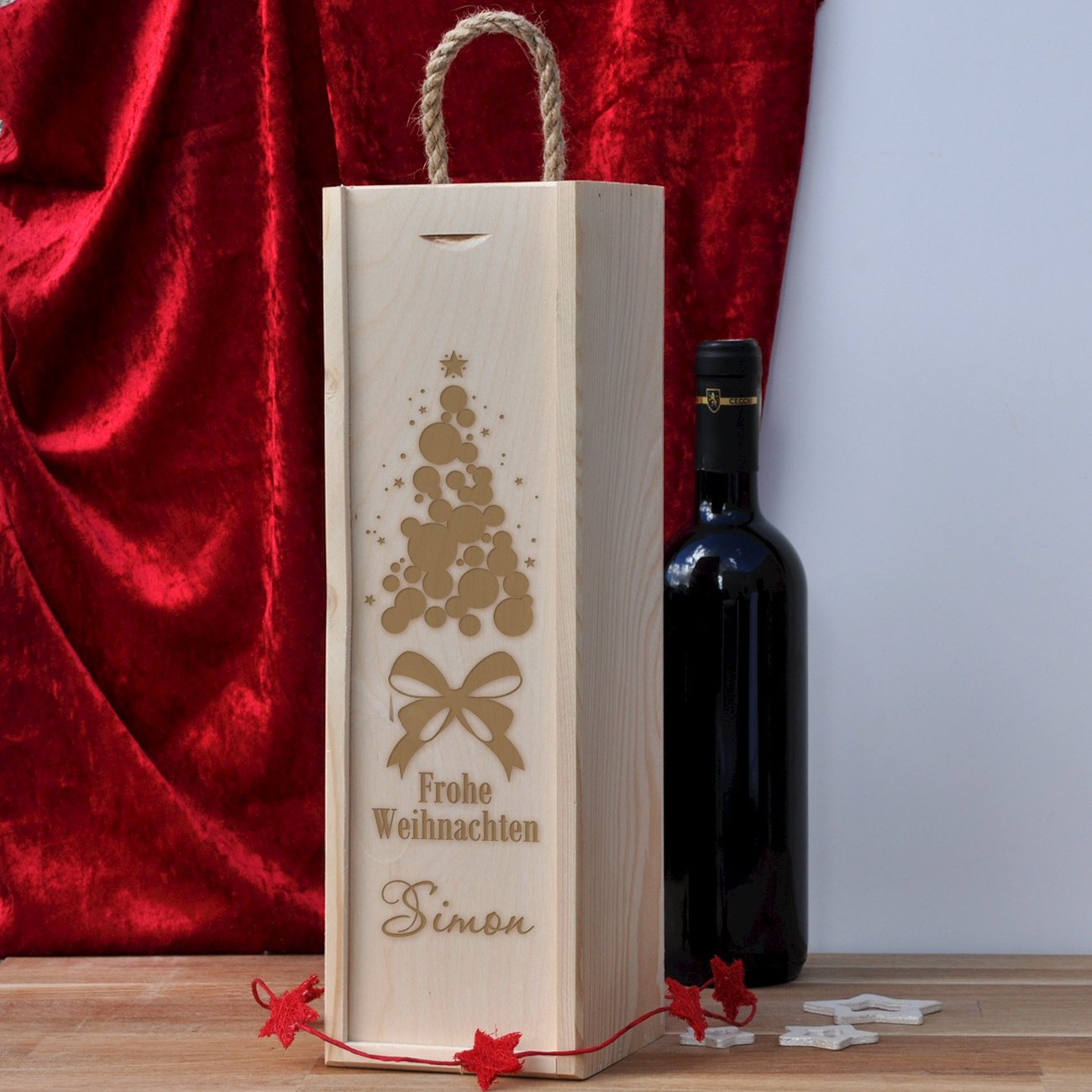 Holzbox Mit Weihnachtlicher Gravur Als Verpackung Für Eine Flasche ...