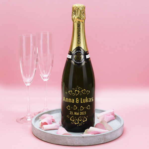 Champagner zur Hochzeit mit Herzen, Namen und Datum