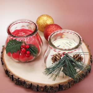 Kerze im Glas als Weihnachtsdekoration