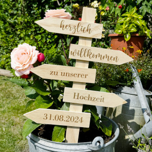 Wegweiser mit Gravur zur Hochzeit